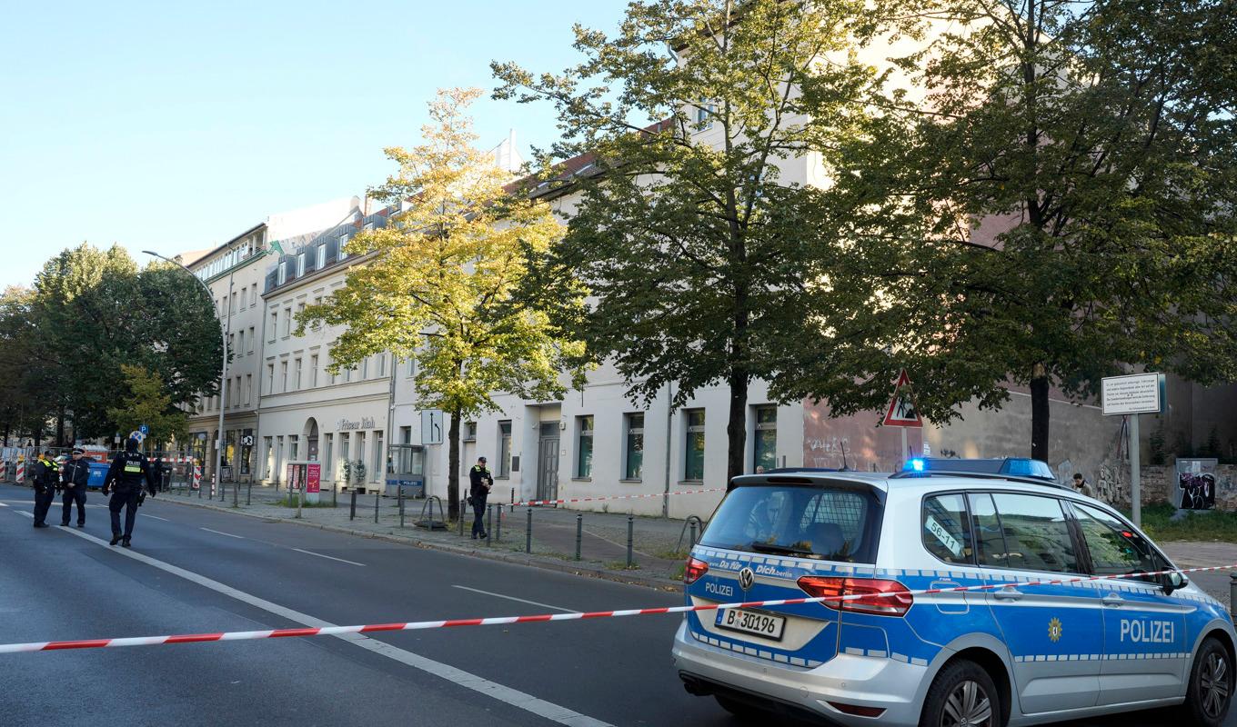 Tysk polis utanför den judiska församlingen Adass Jisroels synagoga i centrala Berlin efter nattens attack. Foto: Markus Schreiber/AP/TT