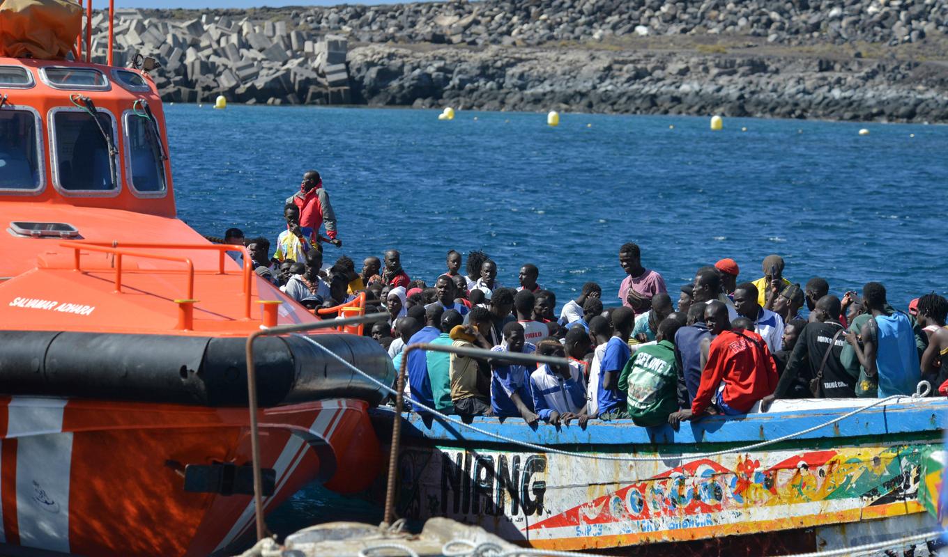 Migranter väntar på att få gå i land från en liten båt i La Restinga på ön El Hierro. Bilden är tagen i lördags. Foto: Europa Press/AP/TT
