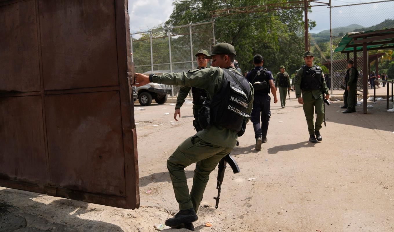 Soldater på plats vid Tocoron-fängelset i Venezuela under räden i september. Arkivbild. Foto: Ariana Cubillos/AP/TT