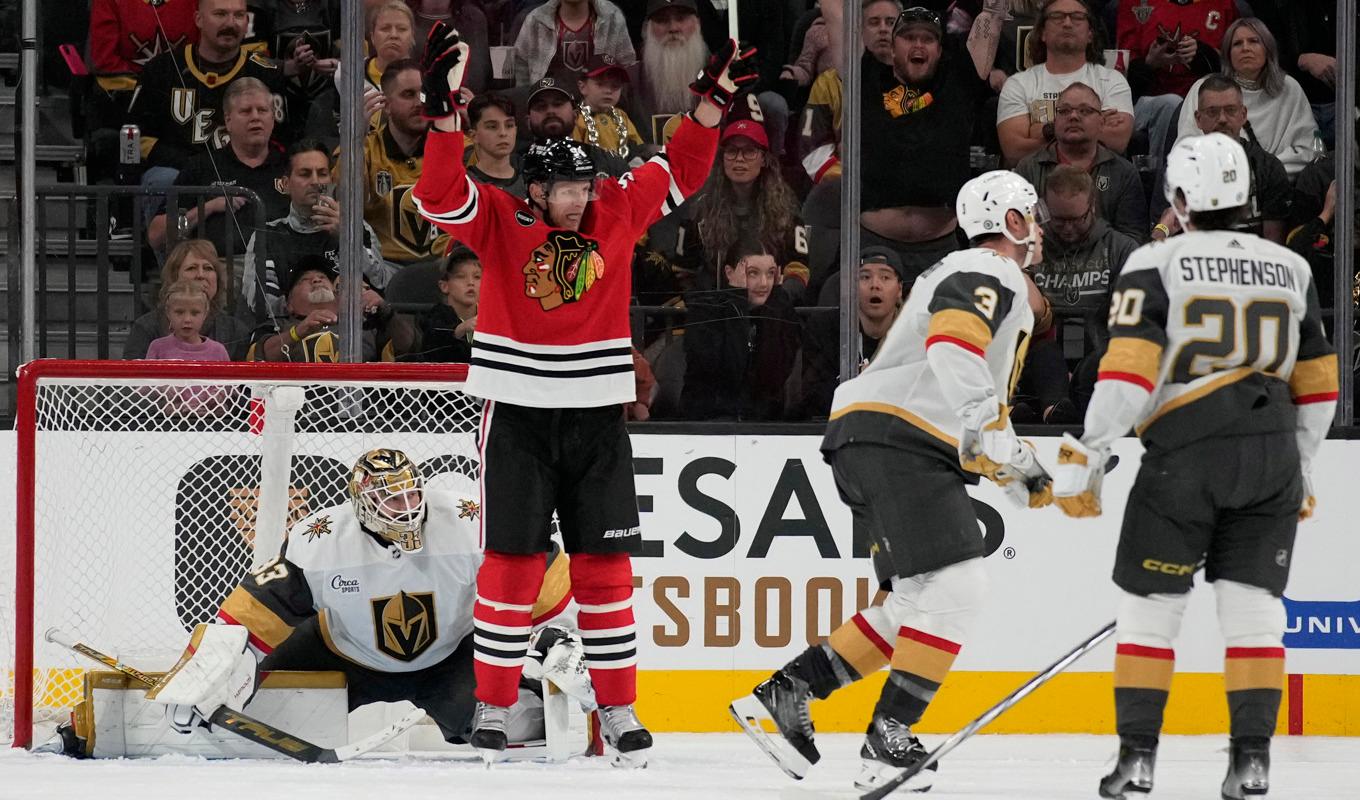 Chicagos Corey Perry firar det avgörande målet av lagkamraten Philipp Kurashev. Foto: John Locher/AP/TT