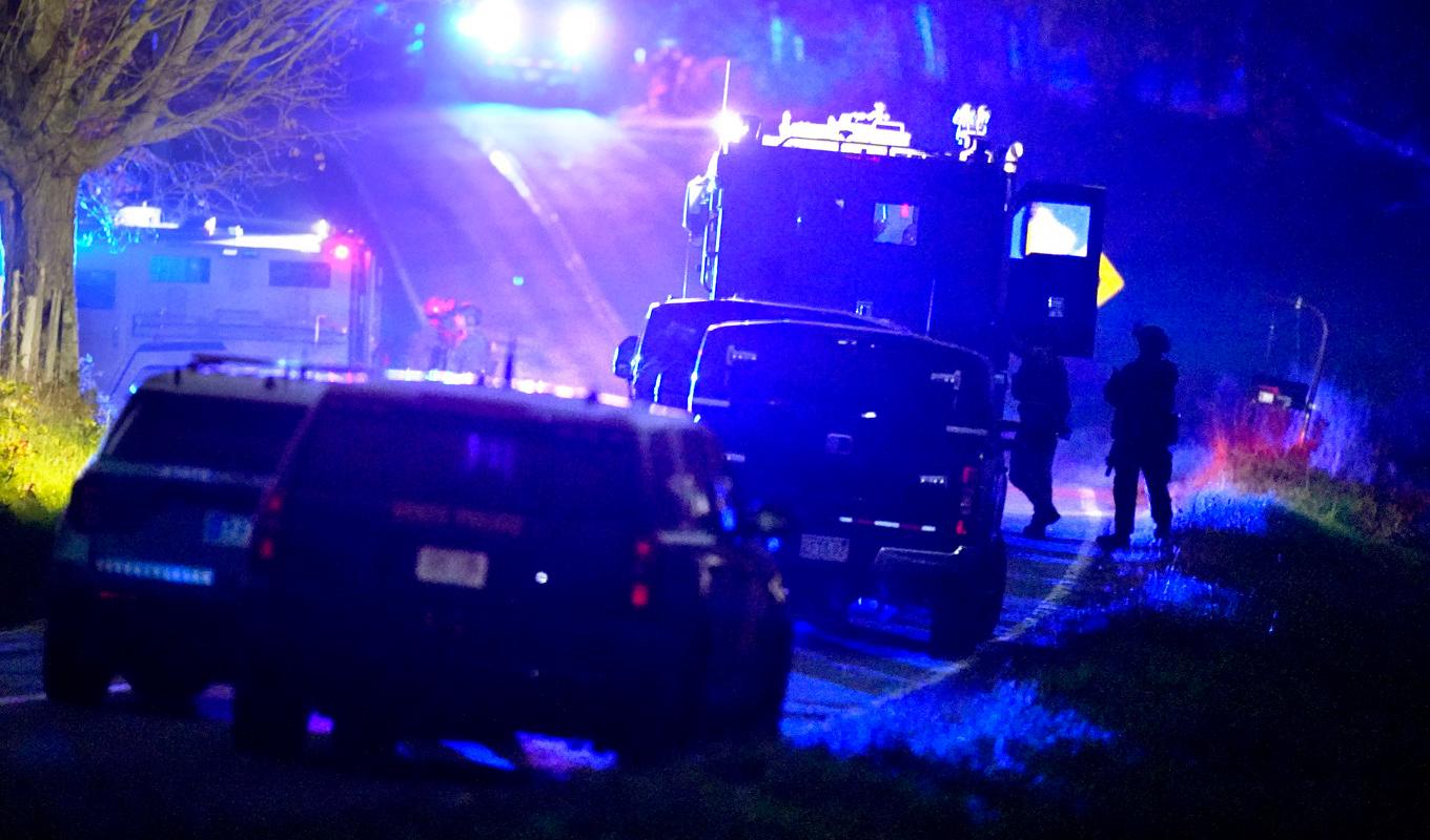 Polis på plats i samband med en husrannsakan mot ett hus med koppling till den misstänkte skytten. Fotot är taget 26 oktober. Foto: Steven Senne/AP/TT