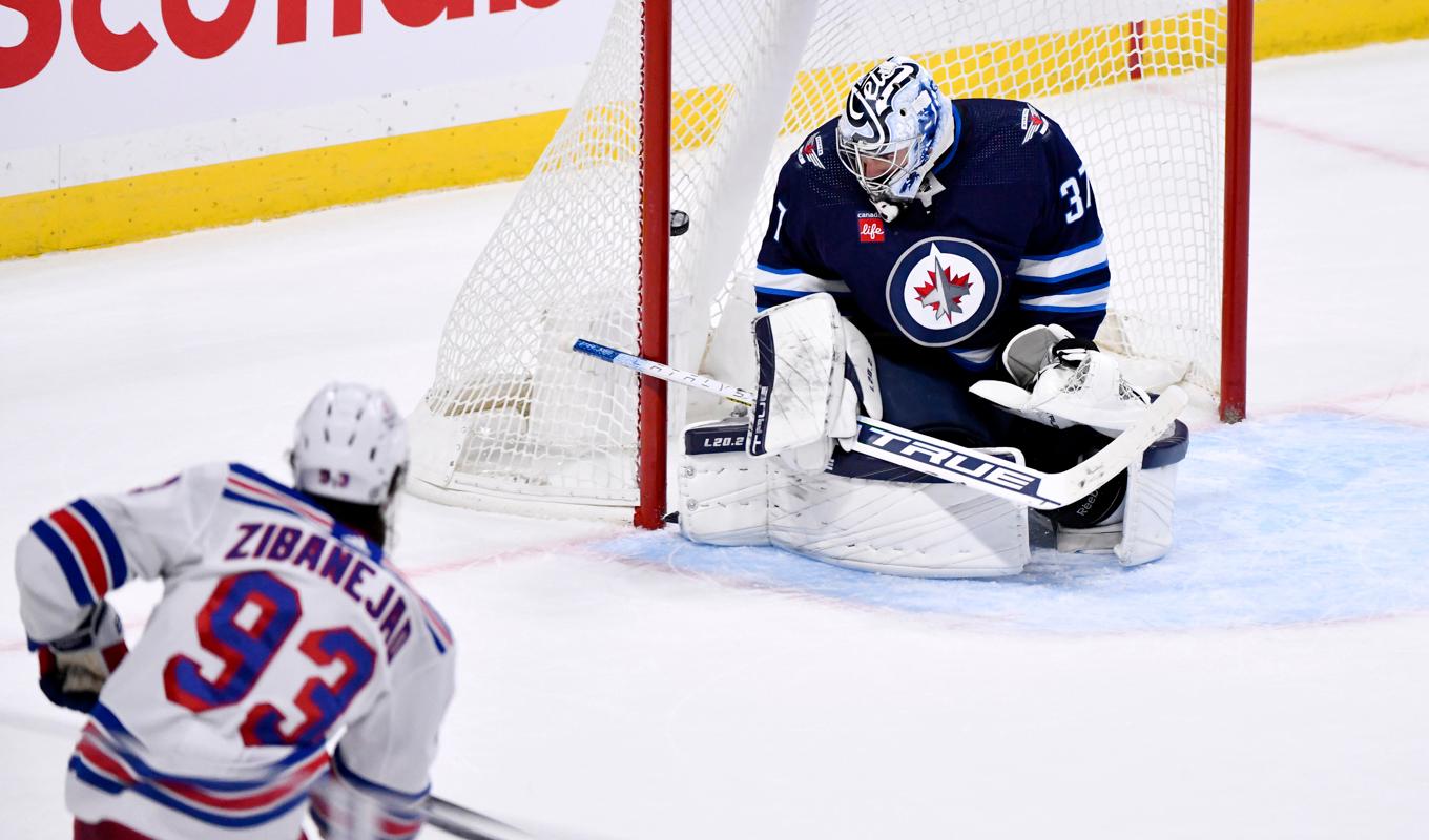 Svenske Mika Zibanejad (93) sköt det avgörande målet i den femte förlängningsminuten när hans New York Rangers bortavann mot Winnipeg natten mot tisdagen. Foto: Fred Greenslade/Canadian Press/AP/TT