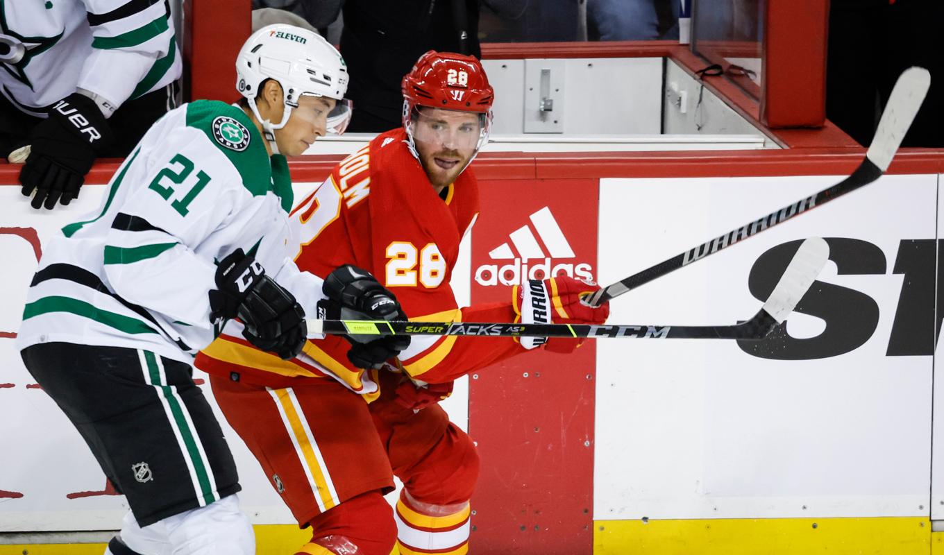 Elias Lindholm (till höger) noterades för två assist när hans Calgary förlorade mot Dallas. Foto: Jeff McIntosh/AP/TT