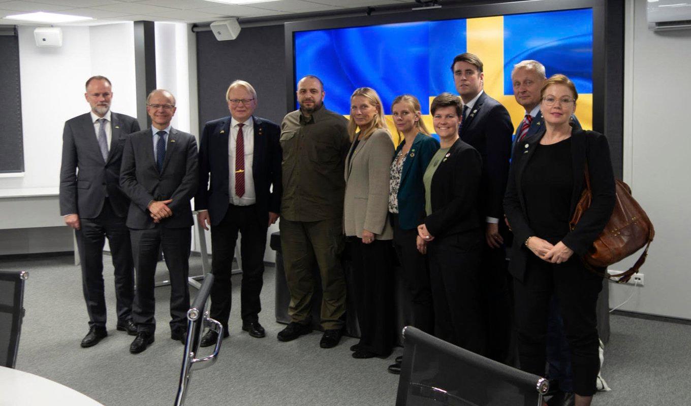 En delegation från den svenska riksdagens försvarsutskott har på tisdagen besökt Ukraina. Delegationen ledd av utskottets ordförande, tidigare försvarsminister Peter Hultqvist (S), har träffat den ukrainska försvarsministern Rustem Umerov. Foto: Privat/TT