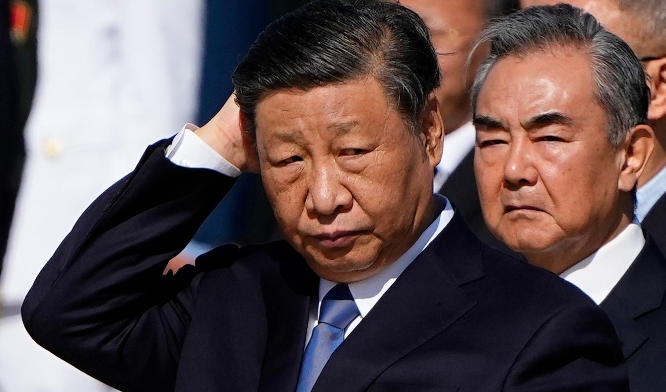 Kinesiska kommunistpartiets ledare Xi Jinping i Peking iseptember 2023. Observatörer menar att Xi är hårt pressad just nu.Foto: Ken Ishii-Pool/Getty Images