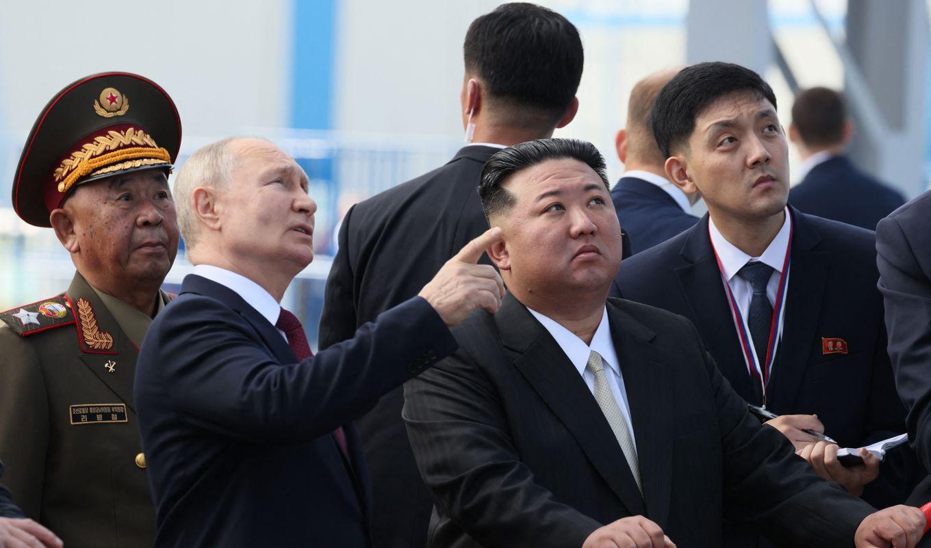 Rysslands president Vladimir Putin och Nordkoreas ledare Kim Jong-un i Ryssland 2023. Nordkoreas stora ammunitionsleveranser till Ryssland oroar omvärlden. Foto: Mikhail Metzel/Pool/AFP via Getty Images