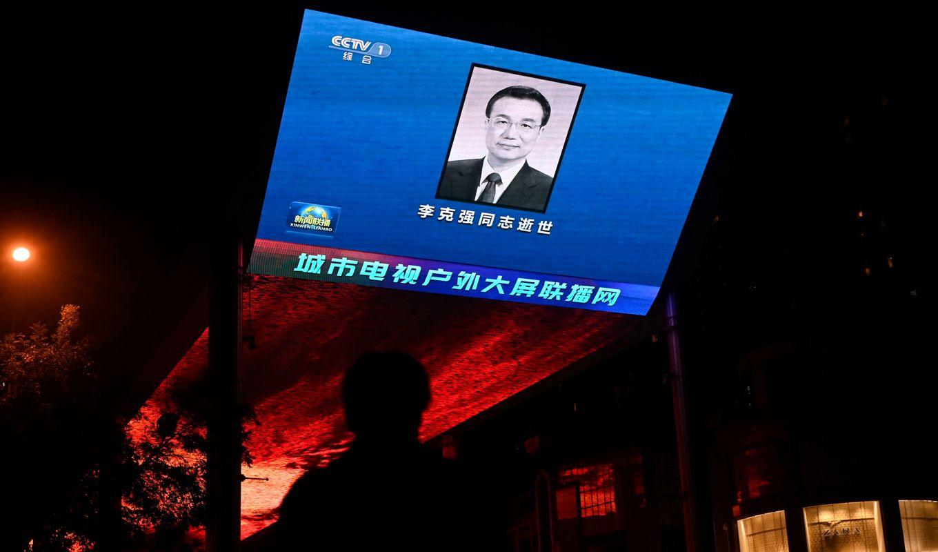 Li Keqiangs dödsruna visas på en tv-skärm i Peking. Foto: WANG ZHAO/AFP via Getty Image