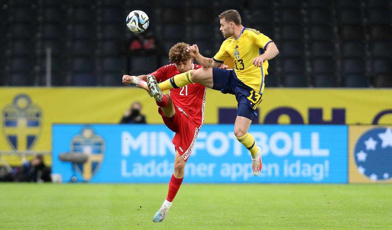 Landslagsspelare är förstås eftertraktade av agenter. Här Gabriel Gudmundsson i kamp med en motståndare i träningsmatchen mot Moldavien. Foto: Linnea Rheborg/Getty Images