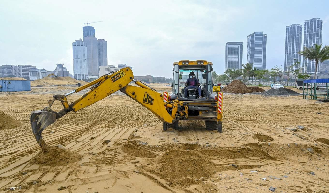 En grävmaskinist arbetar på en byggarbetsplats som är en del av ett Kina-finansierat projekt för hamnstaden i Colombo i Sri Lanka i oktober 2021. Foto: Ishara S. Kodikara/AFP via Getty Images