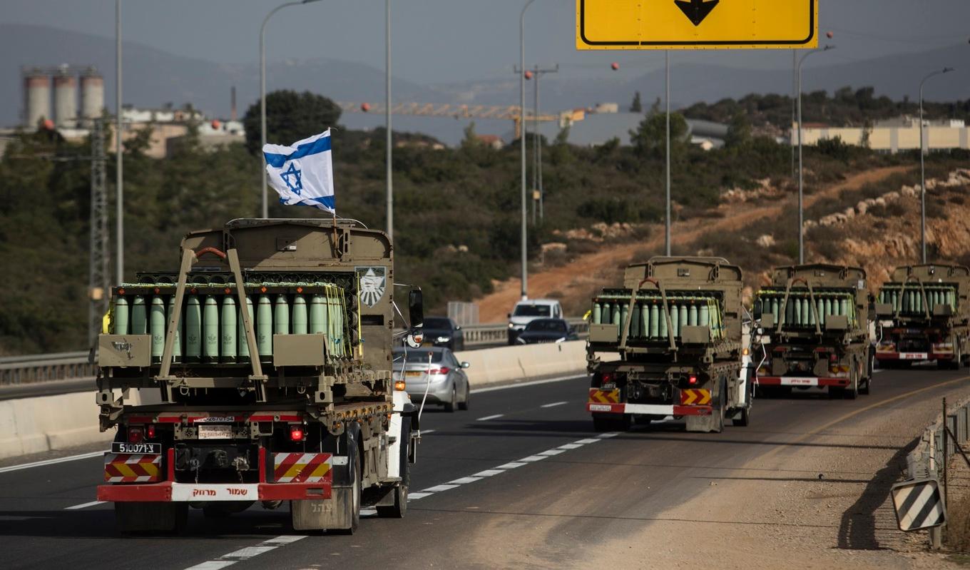 Armélastbilar på väg till norra Israel den 23 oktober i Amiad, Israel. Medan Israel förbereder sig för att invadera Gazaremsan växer oron för ett bredare krig i regionen. Foto: Amir Levy/Getty Images