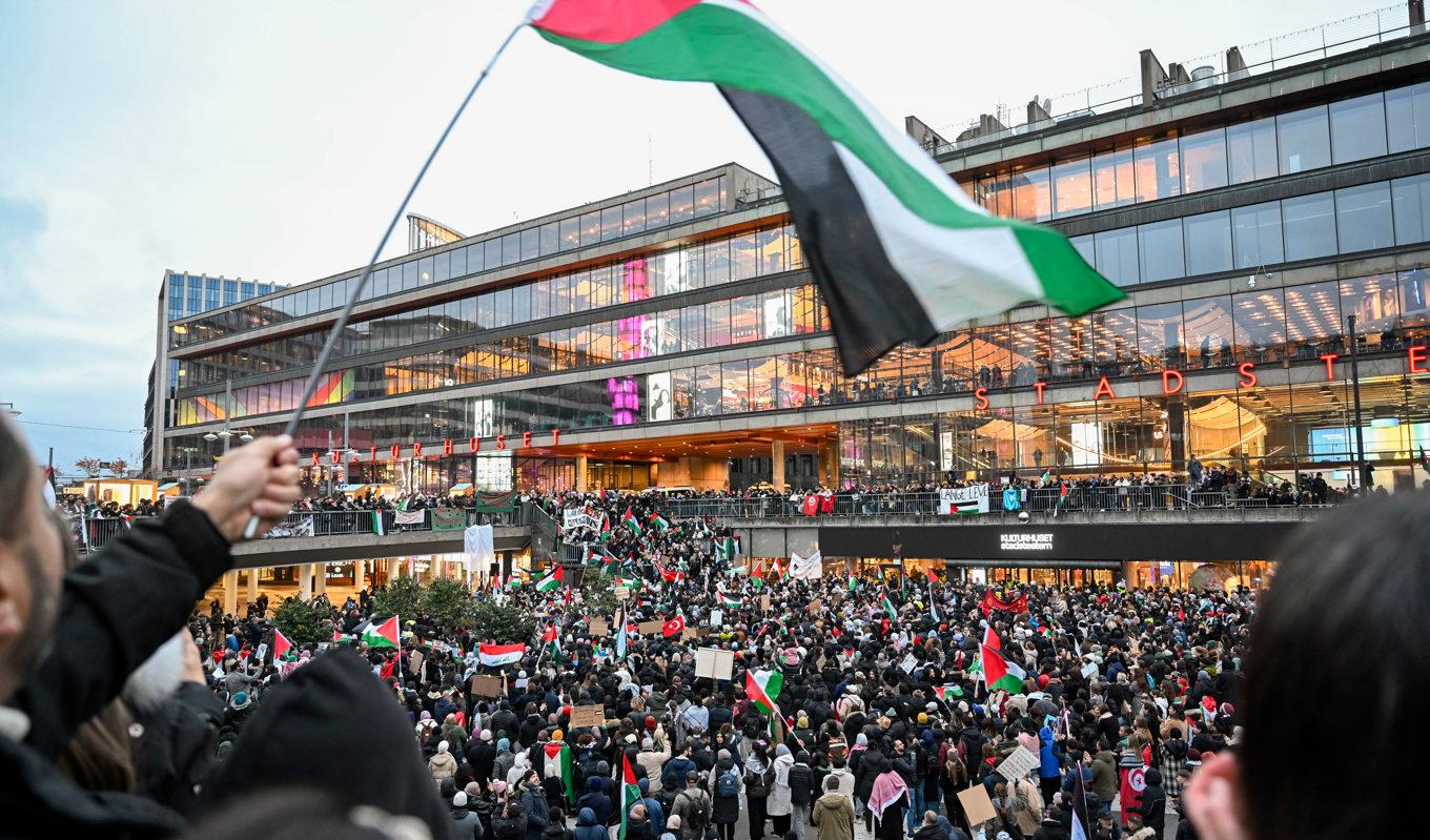 Vid en demonstration på Sergels torg den 22 oktober till förmån för Palestina var ett av slagorden ”Krossa sionismen och rensa Israel på judar.” Foto: Pontus Lundahl/TT