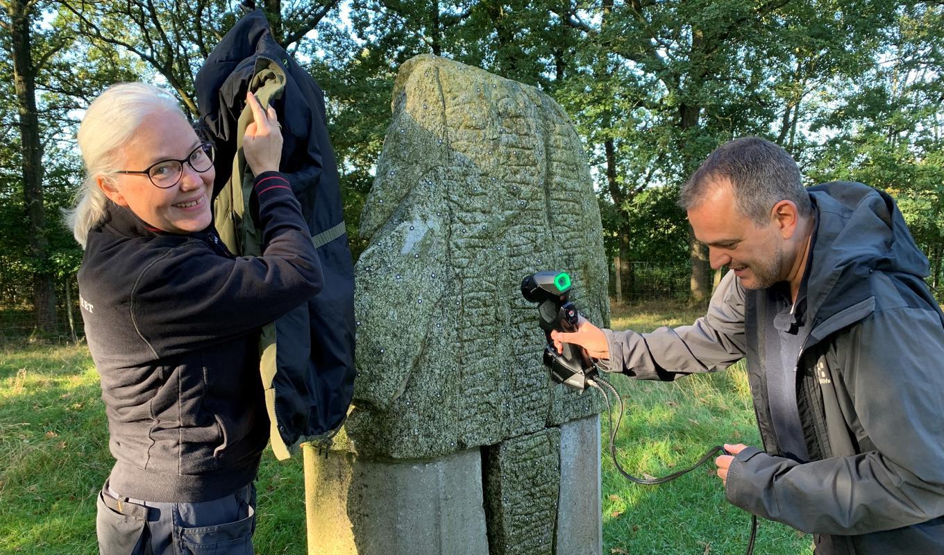 Det finns många sätt att bevara de kulturarv som kan vara hotade i händelse av krig. Här pågår skanning av en runsten för att förstå och bevara texten. Foto: Laila Kitzler Ahfeldt