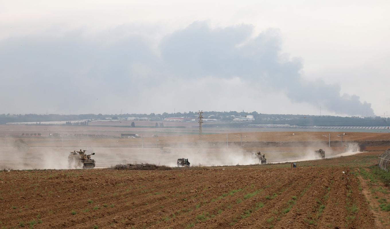 Israel har mobiliserat 300 000 reservister i kriget mot Hamas medan den svenska regeringen stryper biståndet till Palestina. Foto: Jack Guez/AFP via Getty Images