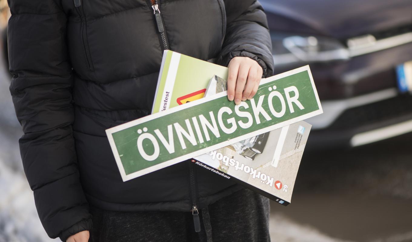 Åtta av tio svenskar har körkort, vilket placerar Sverige i toppen av alla länder. En ny utredning ska nu undersöka varför fler och fler missar körkortstesterna. Foto: fredrik Sandberg/TT