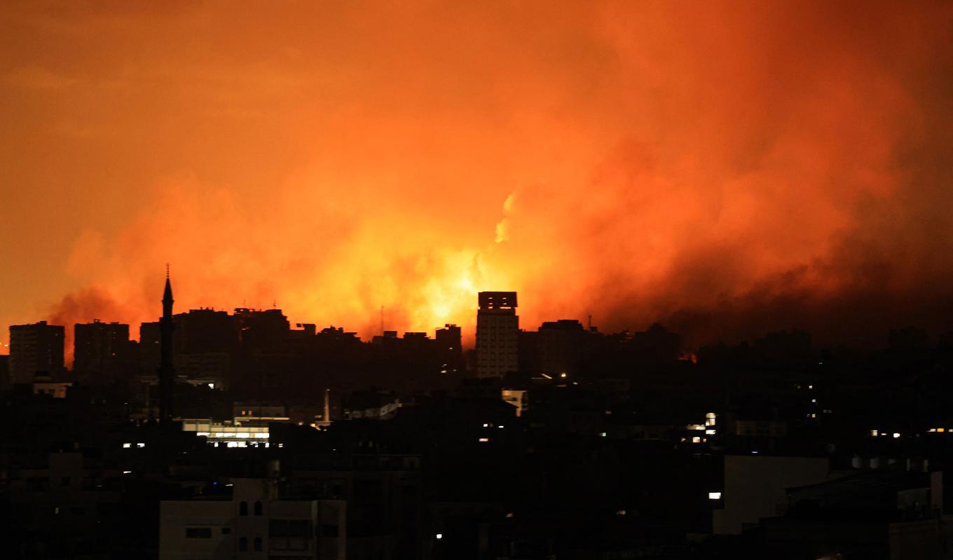 Explosioner i Gaza City efter ett israeliskt flyganfall den 12 oktober 2023. Många länder väntar nu på vad som blir nästa steg i konflikten. Foto: Mahmud Hams/AFP via Getty Images