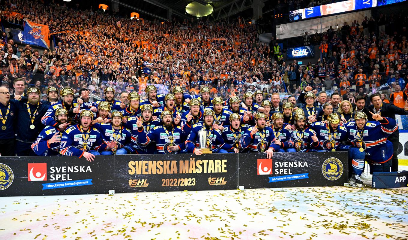 Växjö Lakers jublar efter SM-guldet i 3–0-matchen mot Skellefteå AIK i Vida Arena i våras. Foto: Mikael Fritzon/TT