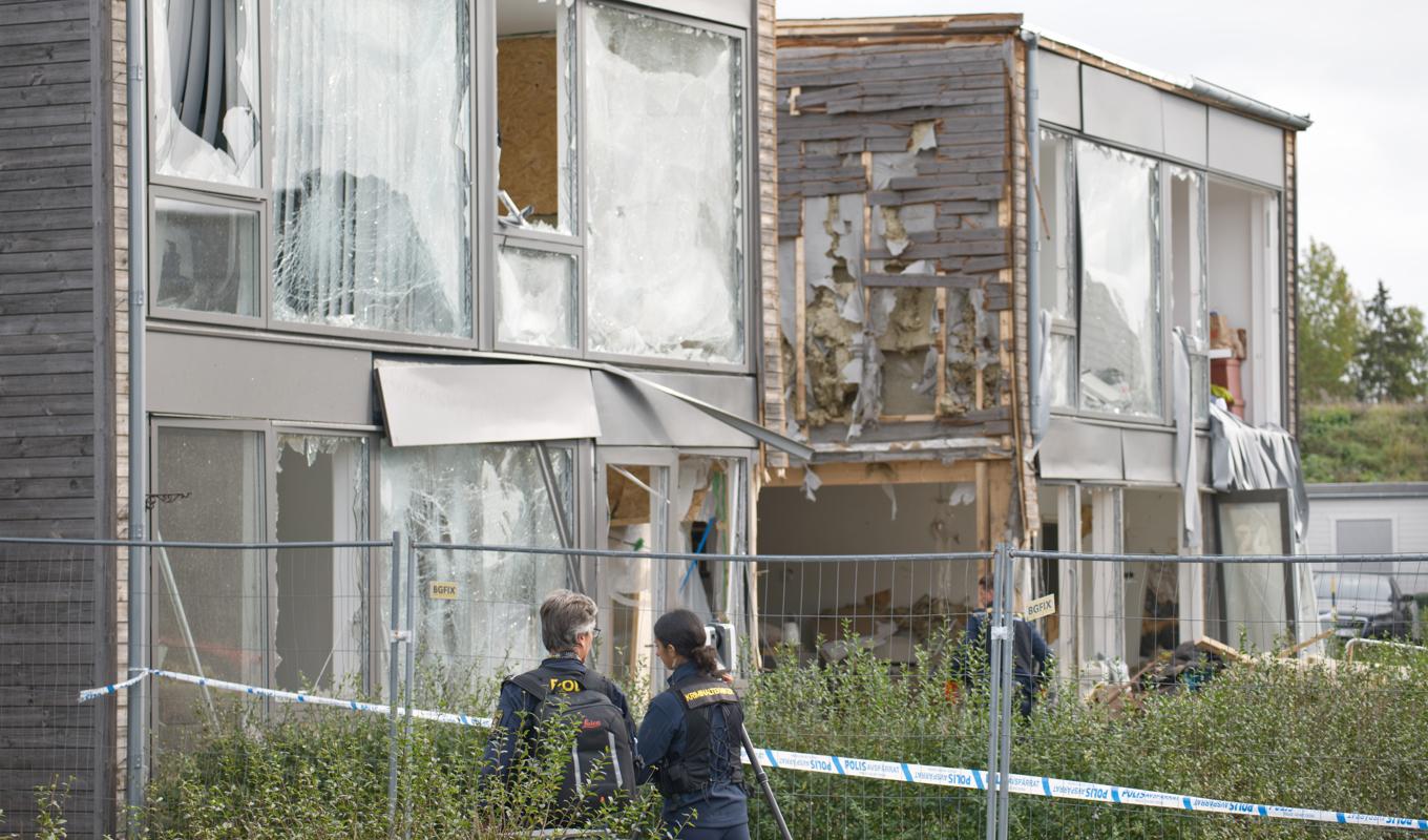 Poliser vid radhus i Fullerö norr om Uppsala efter att ett sprängdåd skett den 28 september i år. Foto: Marcus Strand