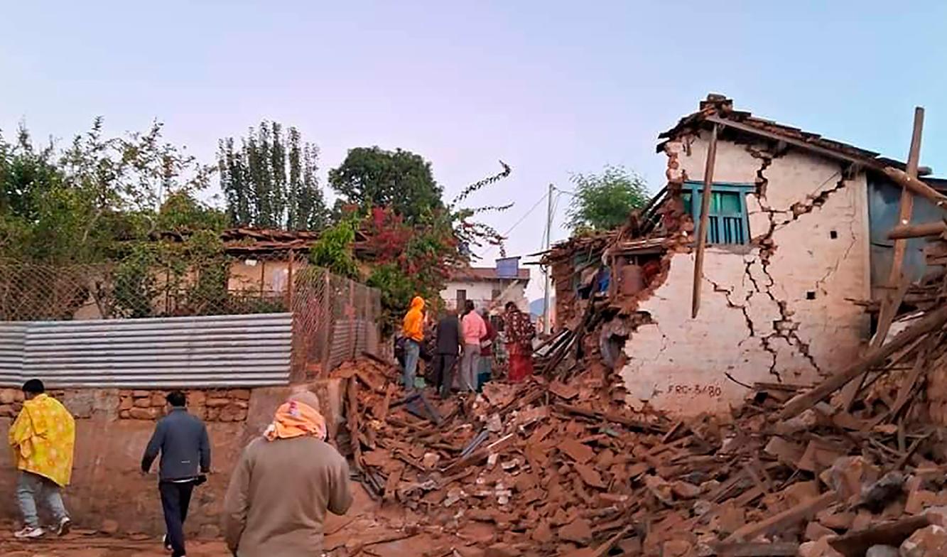 Dödstalen stiger efter jordskalvet som inträffade i Nepal natten mot lördagen. Foto: Nepals premiärministers kontor/ AP/TT