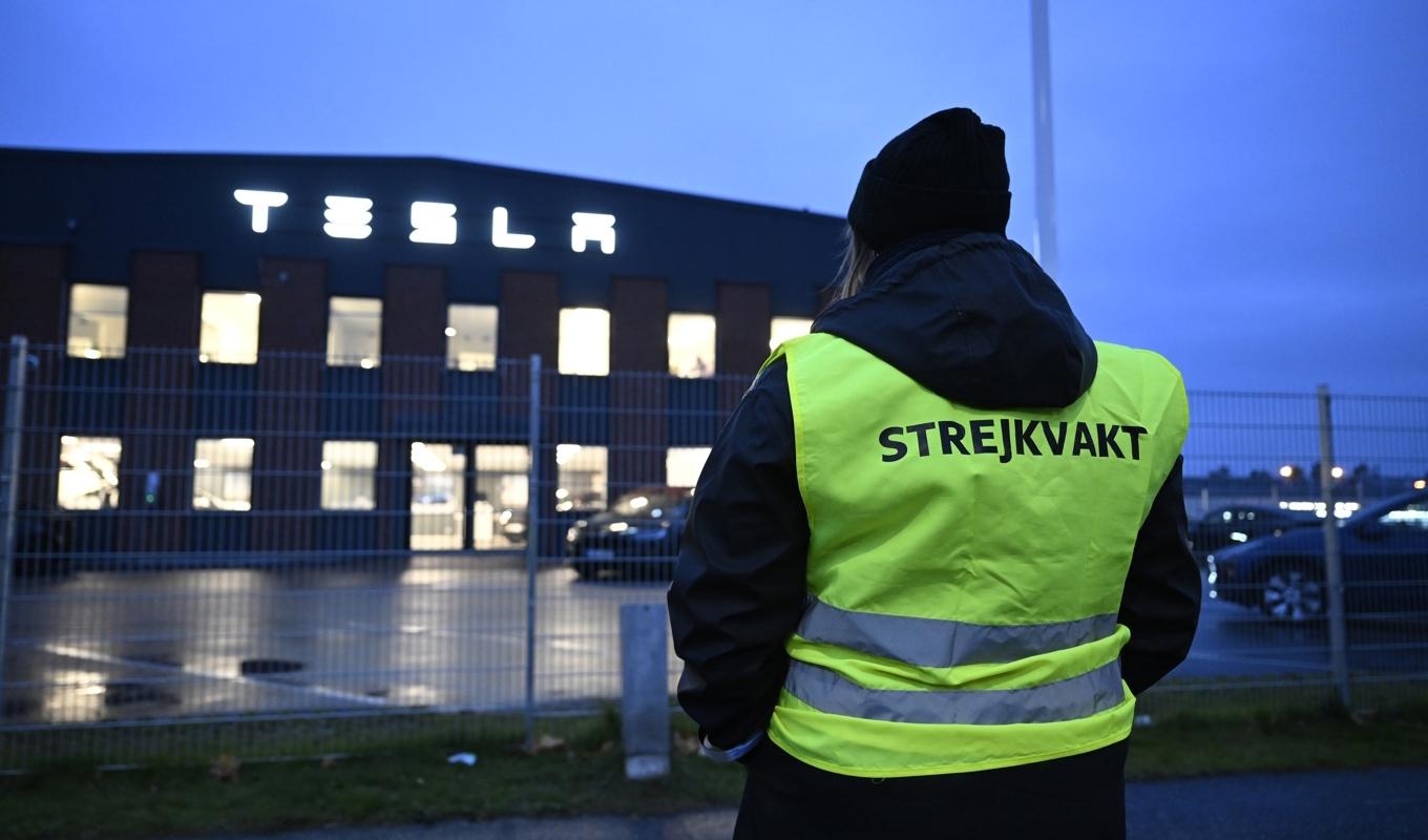 Verkstadsarbetare vid elbilsföretaget Tesla har gått ut i strejk med krav om att företaget ska teckna kollektivavtal. Arkivbild. Foto: Jessica Gow/TT