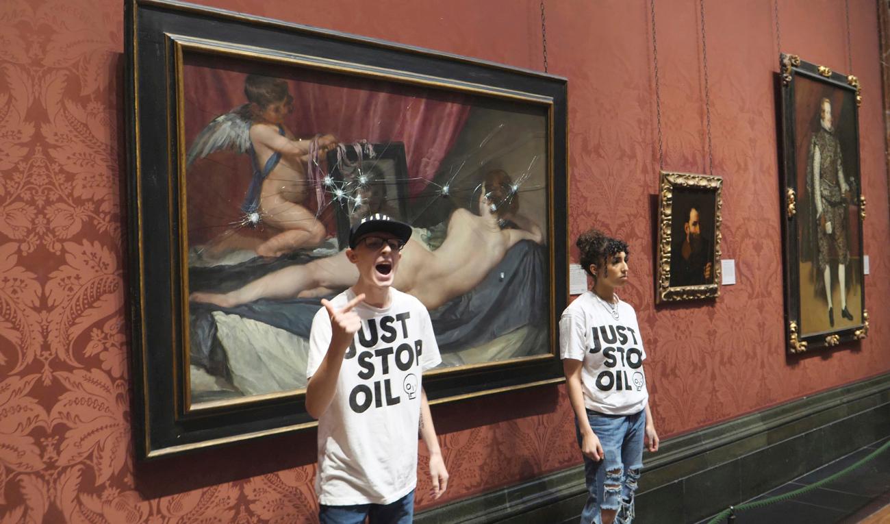 Två klimataktivister slog sönder skyddsglaset på målningen "Venus med spegel" av Diego Velázquez på Nationalgalleriet i London på måndagen. Foto: Just Stop Oil/AP/TT