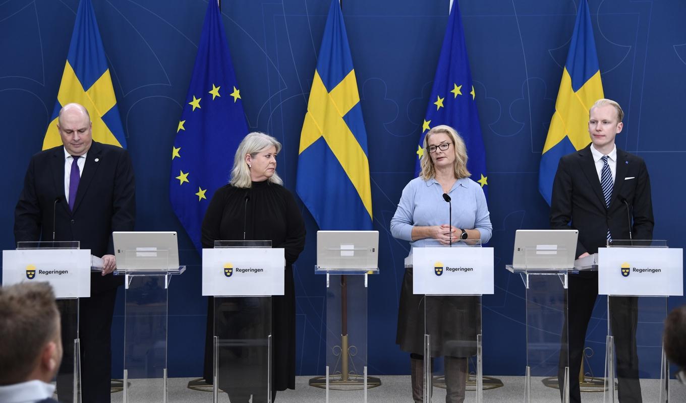 Patrick Reslow (SD), socialtjänstminister Camilla Waltersson Grönvall (M), skolminister Lotta Edholm (L) och Mathias Bengtsson (KD) presenterar direktiven till en utredning om förbättrad trygghet och studiero i skolan. Foto: Lars Schröder/TT