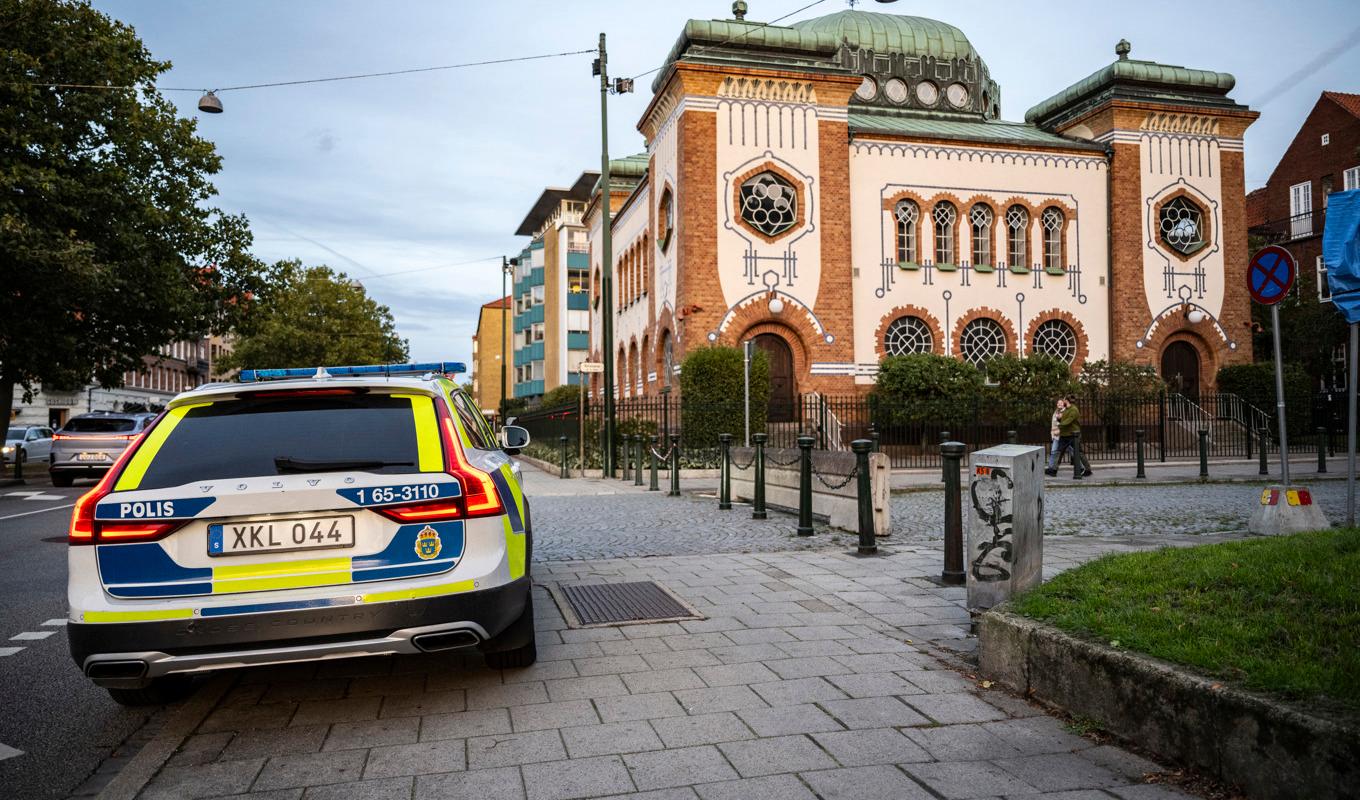 Polisen bevakar synagogan vid Betaniaplan i centrala Malmö dagen efter terrordådet i Israel. Arkivbild. Foto: Johan Nilsson/TT