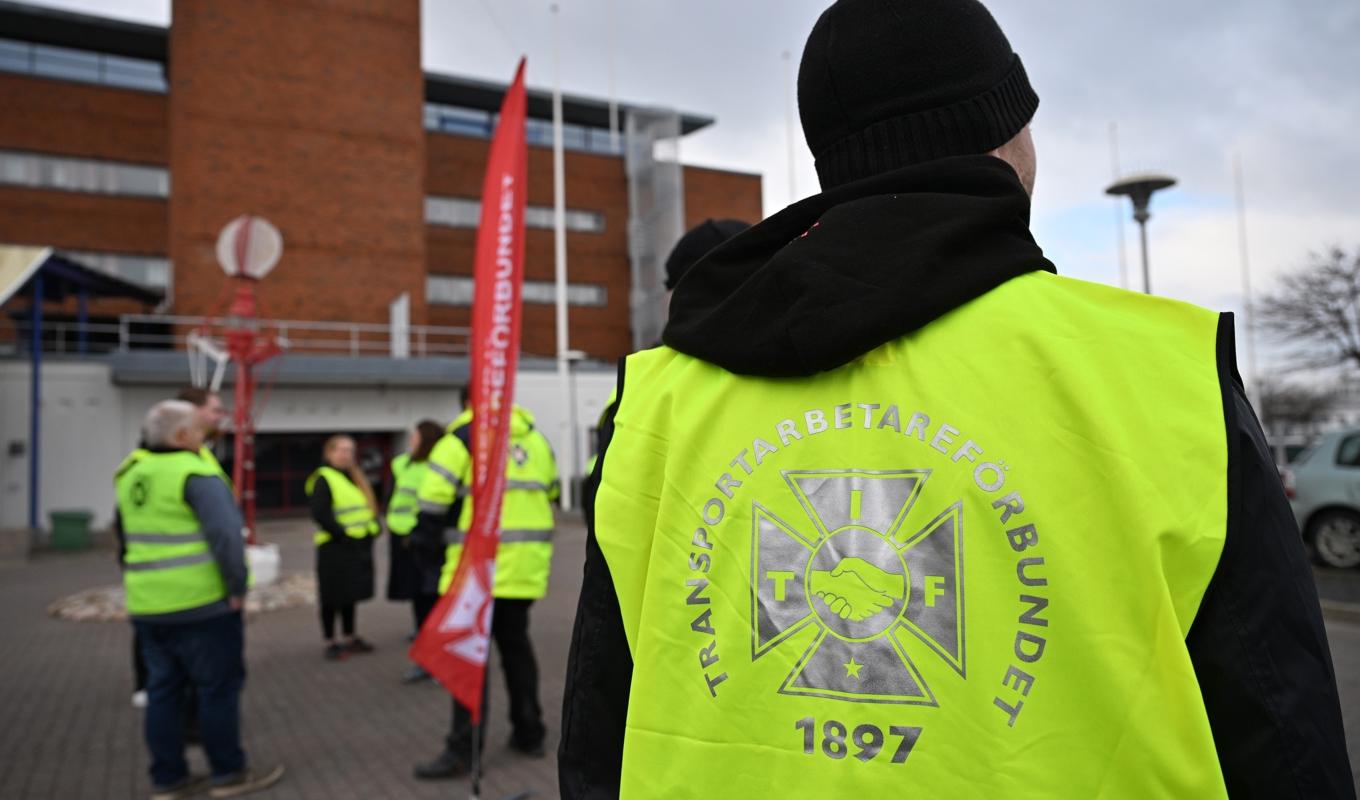 Representanter från fackförbundet Transport på plats i hamnen i Malmö. Foto: Johan Nilsson/TT