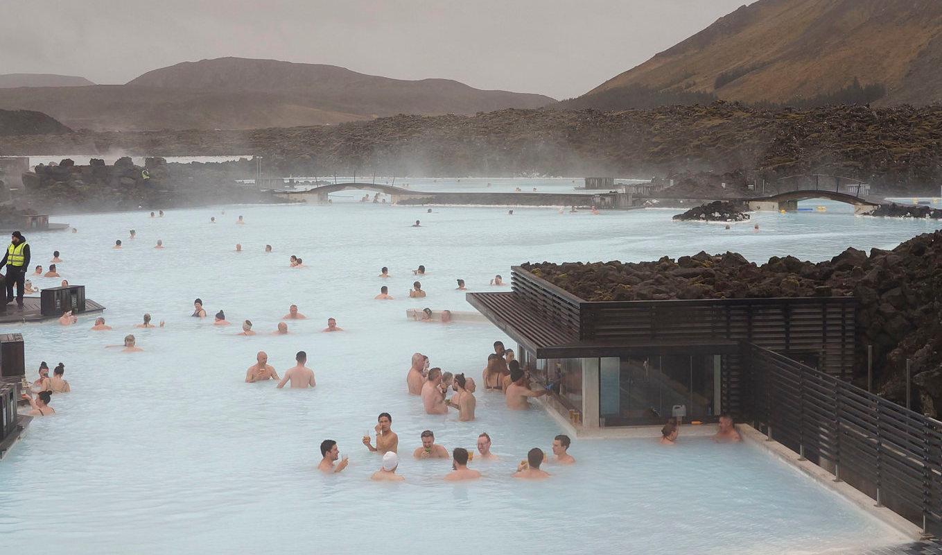 Att bada i den naturligt varma "Blå lagunen", och beställa något att dricka i poolbaren nere till höger, är ett populärt turistnöje. Bild från i våras. Foto: Henrik Samuelsson/TT