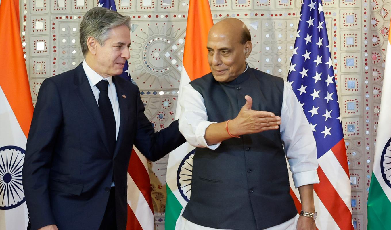 Indiens försvarsminister Rajnath Singh tillsammans med USA:s utrikesminister Antony Blinken. Foto: Jonathan Ernst/AP/TT