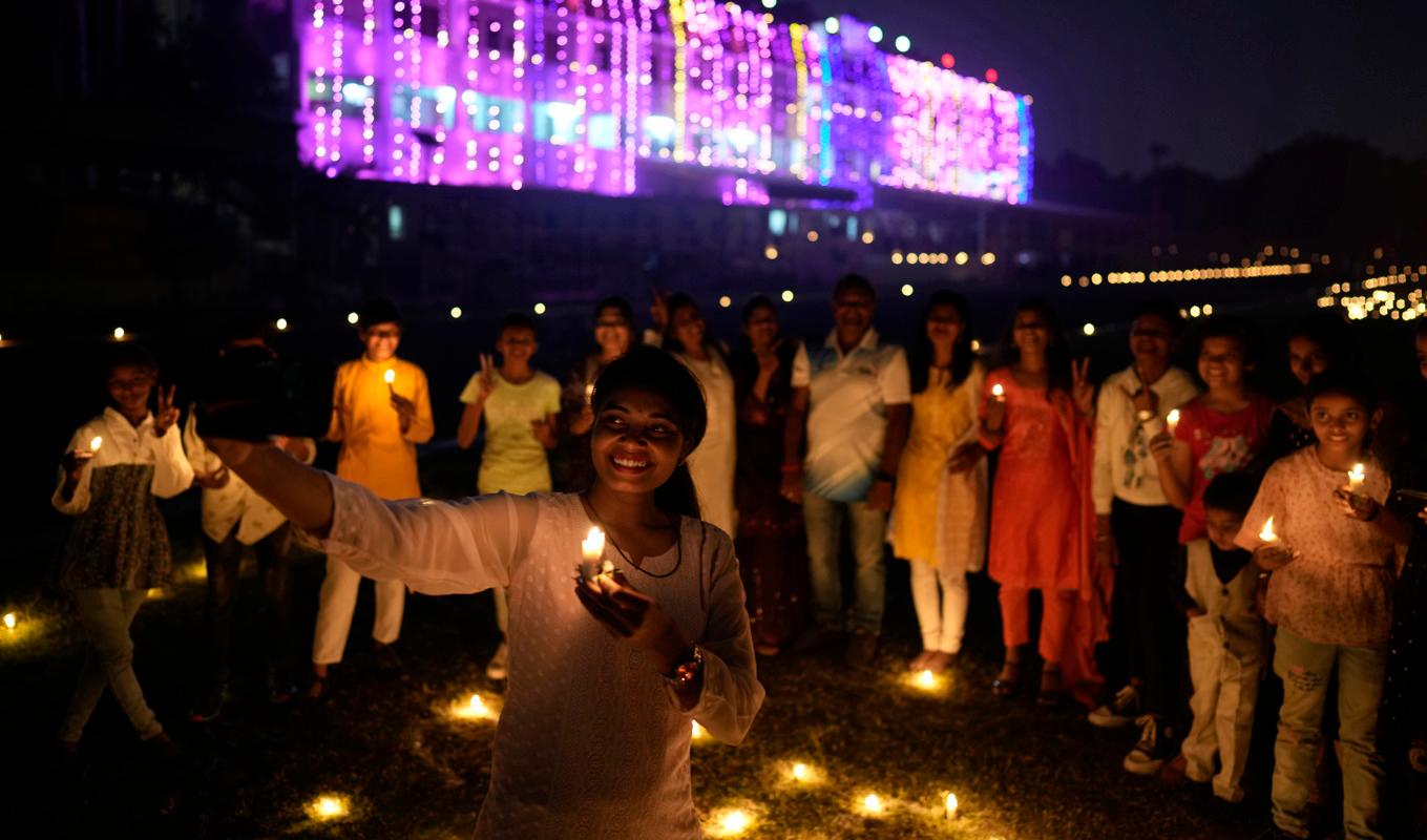 Miljontals indier firade under helgen den traditionella ljushögtiden diwali, en hinduisk tradition som ska symbolisera ljusets seger över mörkret. Foto: Rajesh Kumar Singh/AP/TT