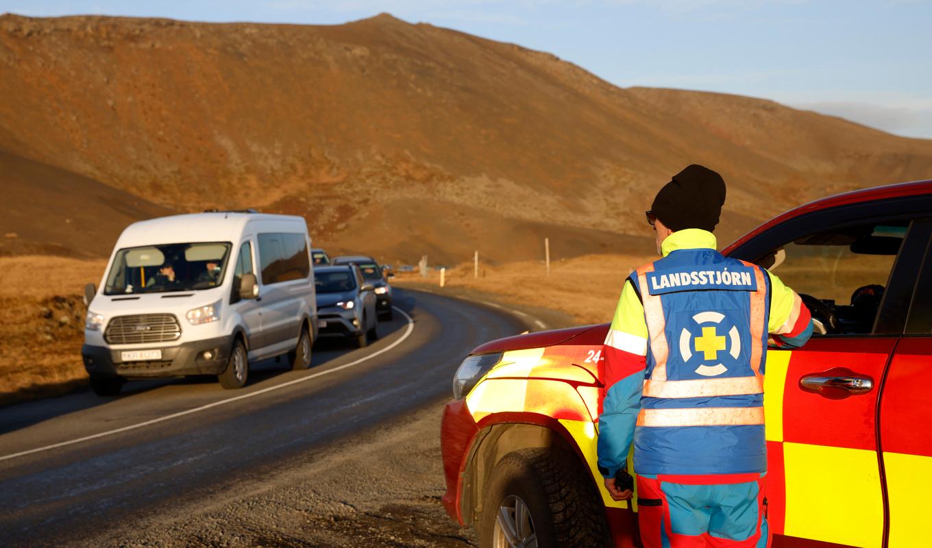 Räddningstjänsten kontrollerar in- och utpasserande till Grindavik under måndagen. Foto: Brynjar Gunnarsson/AP/TT