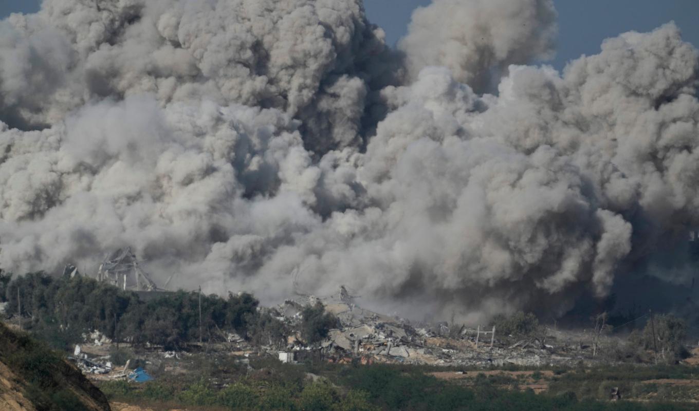 Rök stiger efter en israelisk attack mot Gazaremsan på torsdagen. Foto: Leo Correa/AP/TT