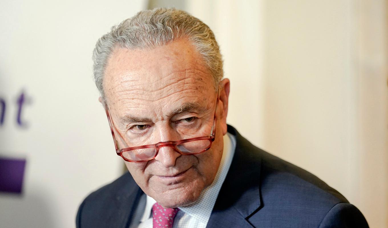 Senatens majoritetsledare Chuck Schumer säger att förslaget som nu röstats igenom är "långt ifrån perfekt". Arkivbild. Foto: Mariam Zuhaib/AP/TT