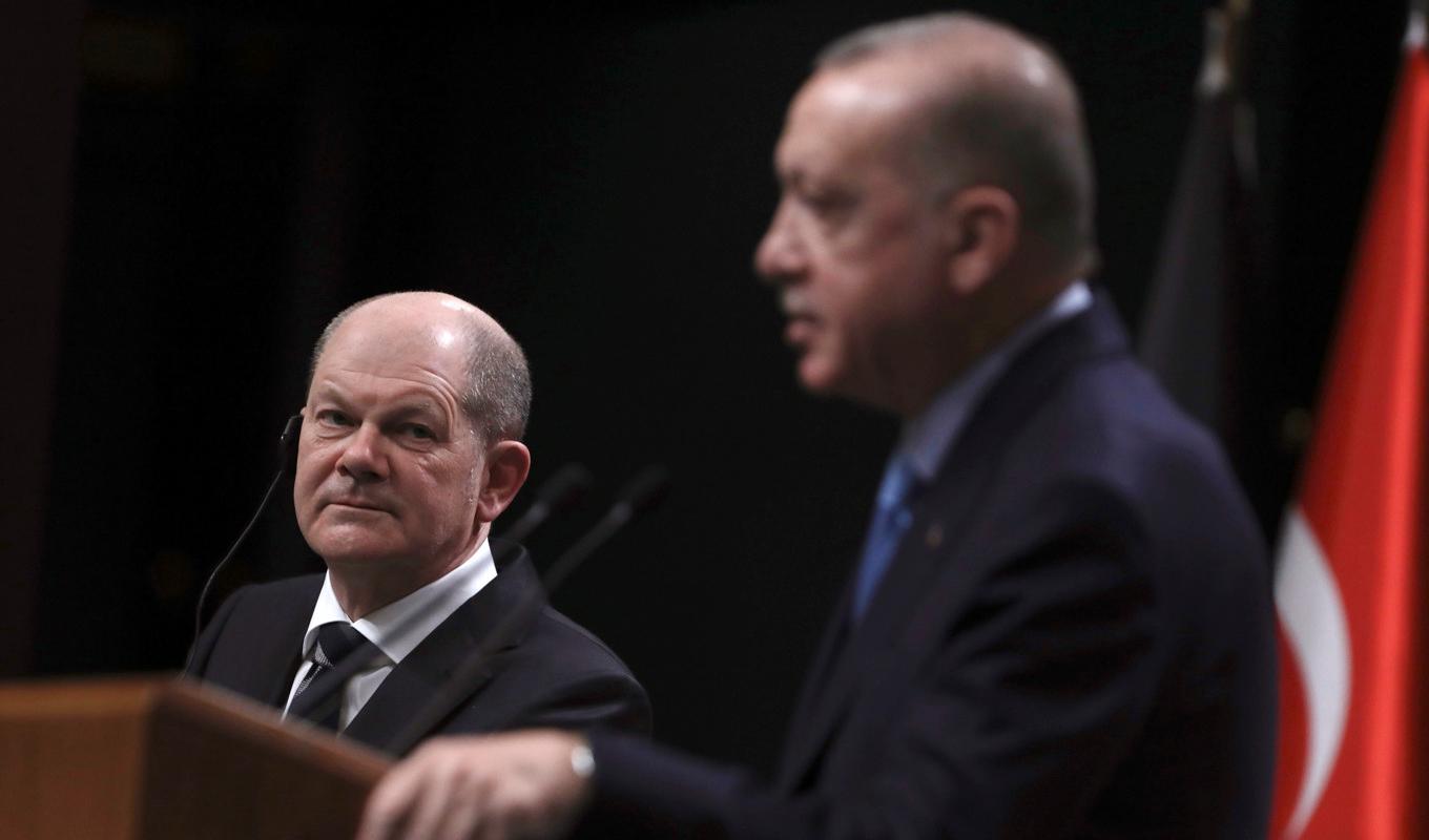 Tysklands förbundskansler Olaf Scholz vid ett besök hos Turkiets president Recep Tayyip Erdogan i Ankara 2022. Arkivbild. Foto: Burhan Ozbilici/AP/TT