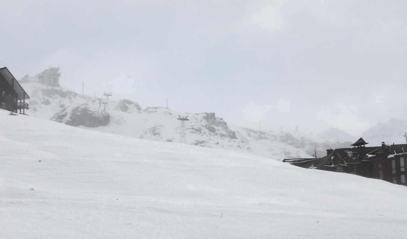 Vädret i Alperna ställer till det för den alpina världscupen. Foto: Marco Trovati/AP/TT