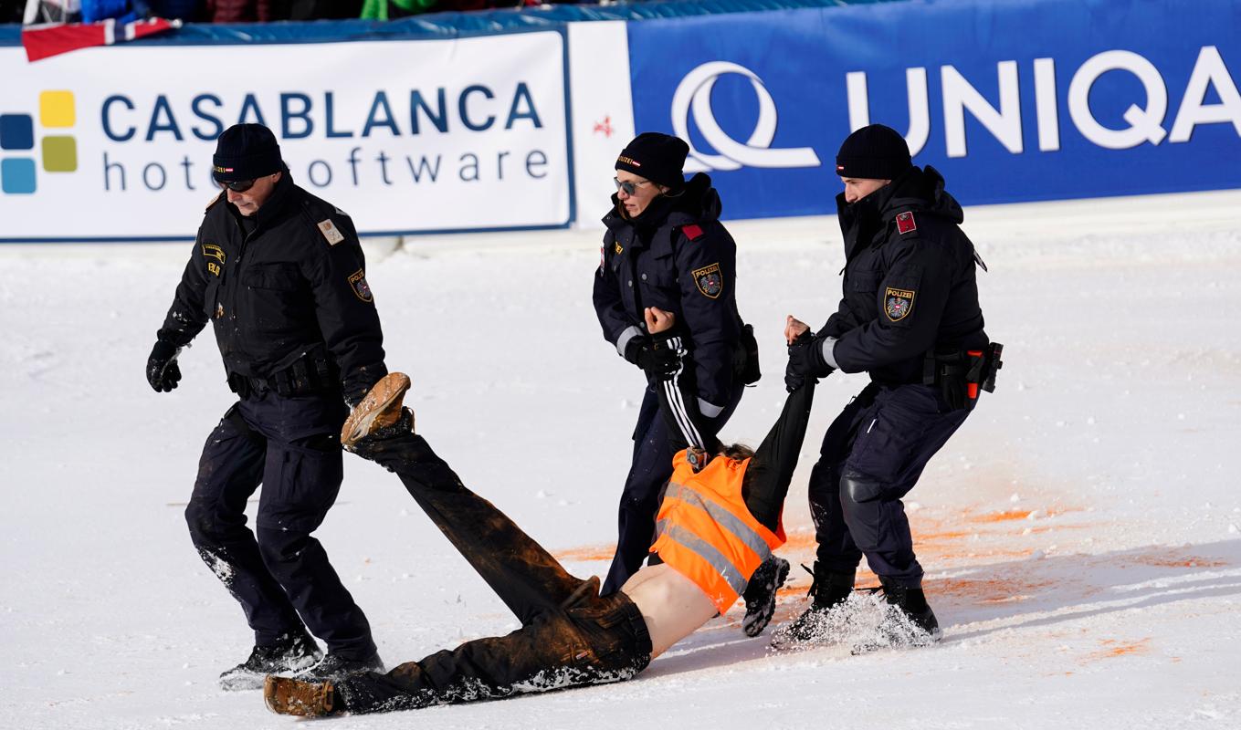 En av aktivisterna under världscupslalomen i Gurgl. Foto: Piermarco Tacca/AP/TT