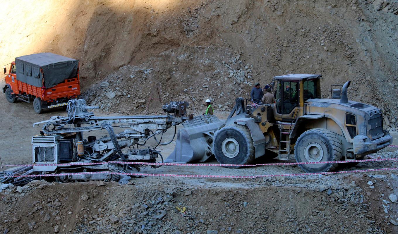 Maskinutrustning på plats nära den plats där en tunnel, som är på väg att byggas, kollapsat i norra Indien. Foto: Rahul Grover/AP/TT