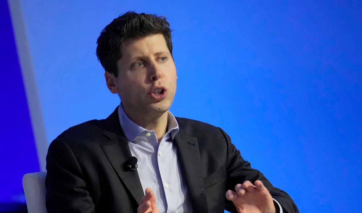 Microsoft sägs vilja ha tillbaka Sam Altman till sin viktiga investering Open AI. Arkivbild. Foto: Eric Risberg/AP/TT