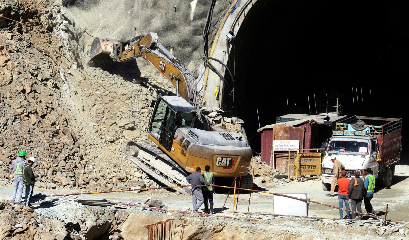 Borr- och grävmaskiner på plats vid den kollapsade vägtunneln i norra Indien. Foto: AP/TT