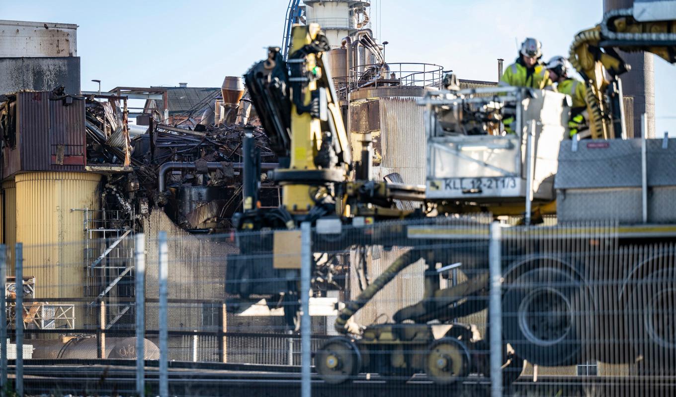 Trafikverket bedömer att tågtrafiken på södra stambanan i Skåne ska kunna rulla normalt igen vid 14-tiden på söndagen. Lördagens explosion i sockerbruket i Örtofta, intill järnvägen mellan Eslöv och Lund, spred bråte och skadade kontaktledningar vilket ledde till stopp i trafiken. Foto: Johan Nilsson/TT