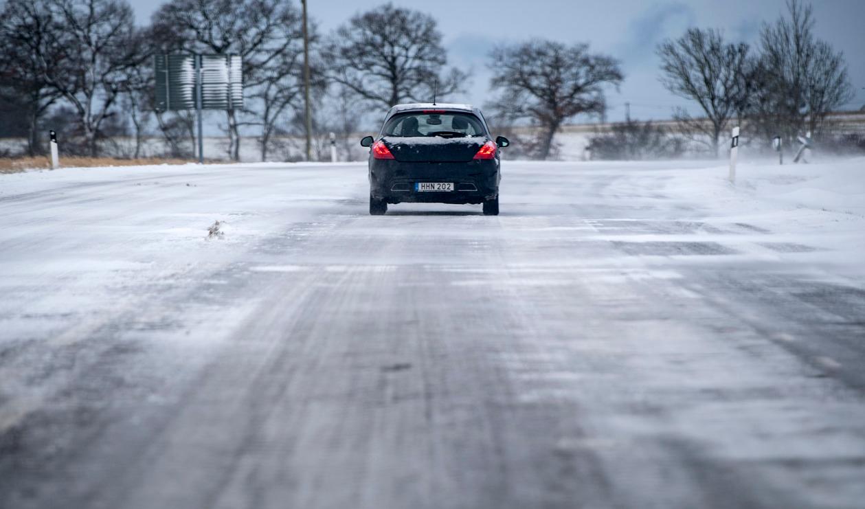 Se upp i trafiken – SMHI varnar för plötslig ishalka i östra Svealand. Arkivbild. Foto: Johan Nilsson/TT