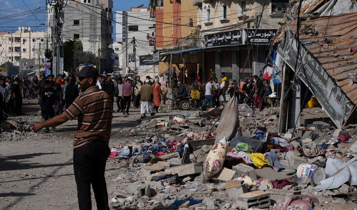 En byggnad i al-Nusayrat, centralt på Gazaremsan, har förstörts i ett israeliskt anfall. Foto: Adil Hana/AP/TT