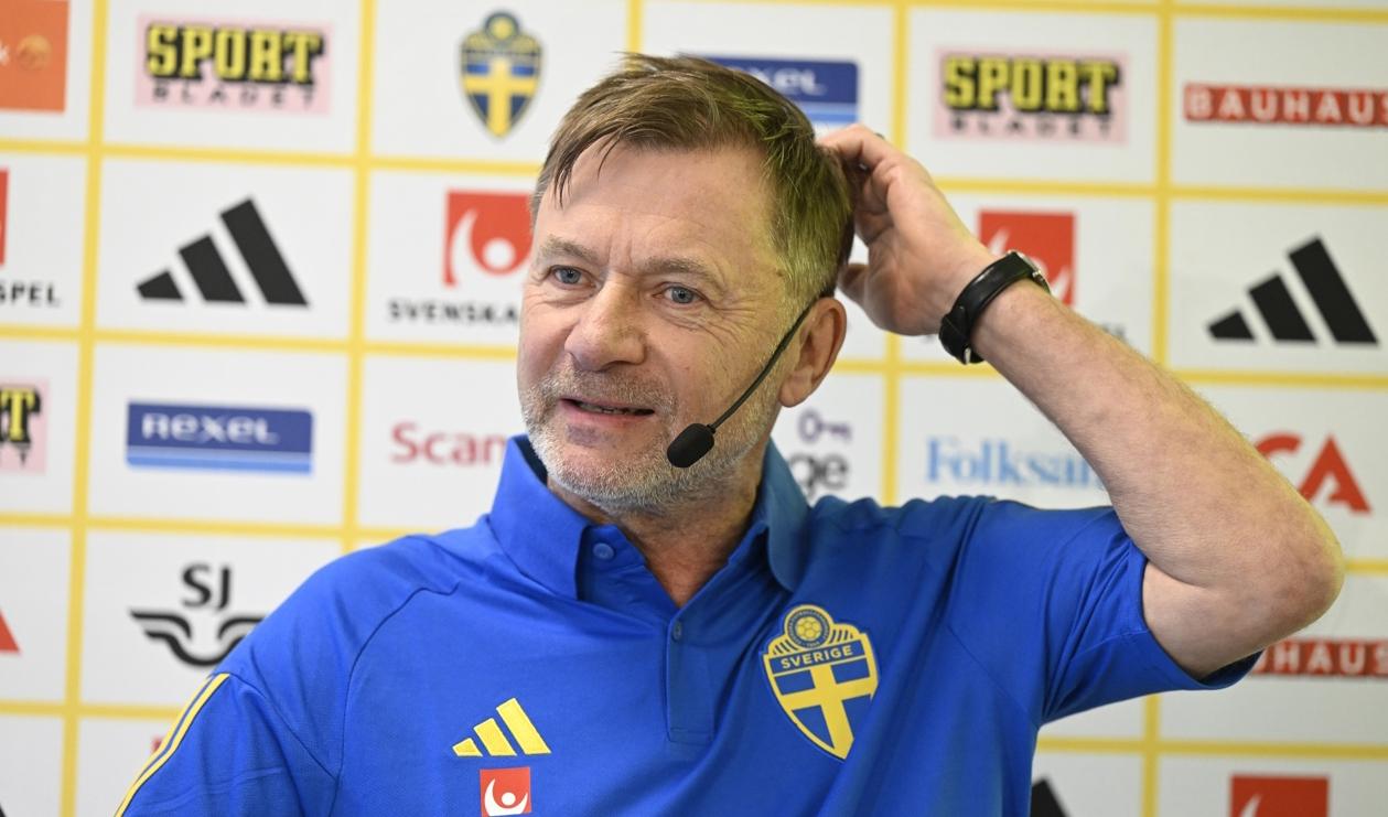 Damlandslagets förbundskapten Peter Gerhardsson presenterar truppen till Nations League-matcher mot Schweiz och Spanien under en pressträff. Foto: Jessica Gow/TT