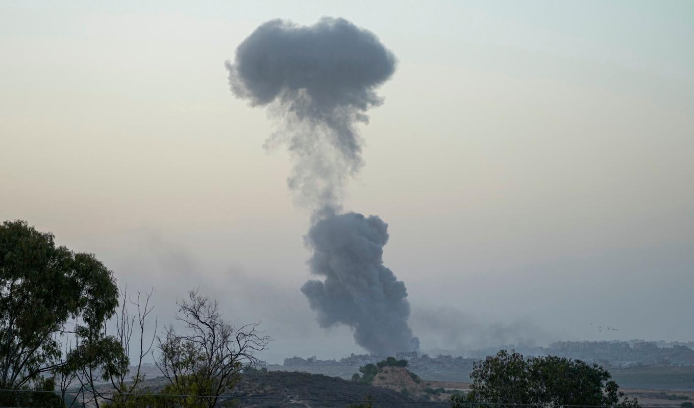 Rök stiger efter ett israeliskt anfall mot Gaza på torsdagen. Foto: Ohad Zwigenberg/AP/TT