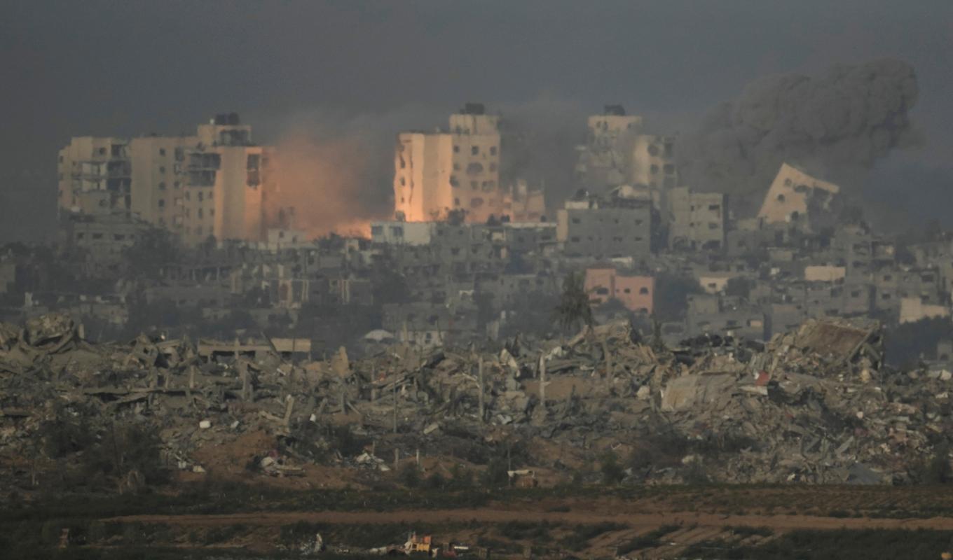 En explosion efter en israeliskt flyganfall i Gazaremsan på torsdagsmorgonen. Bilden är tagen från södra Israel. Foto: Leo Correa/AP/TT