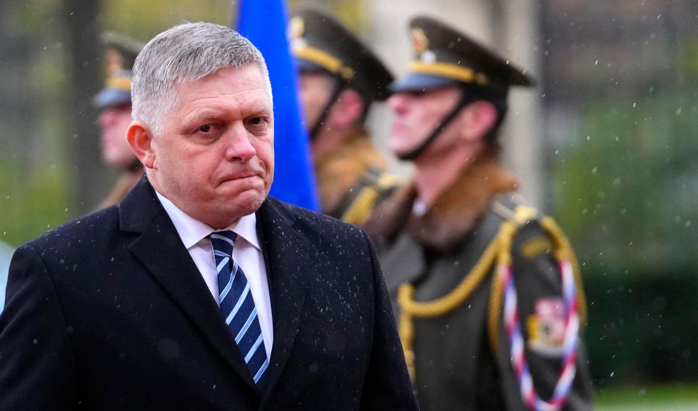 Slovakiens premiärminister Robert Fico under sitt besök i grannlandet Tjeckien på fredagen. Foto: Petr David Josek/AP/TT