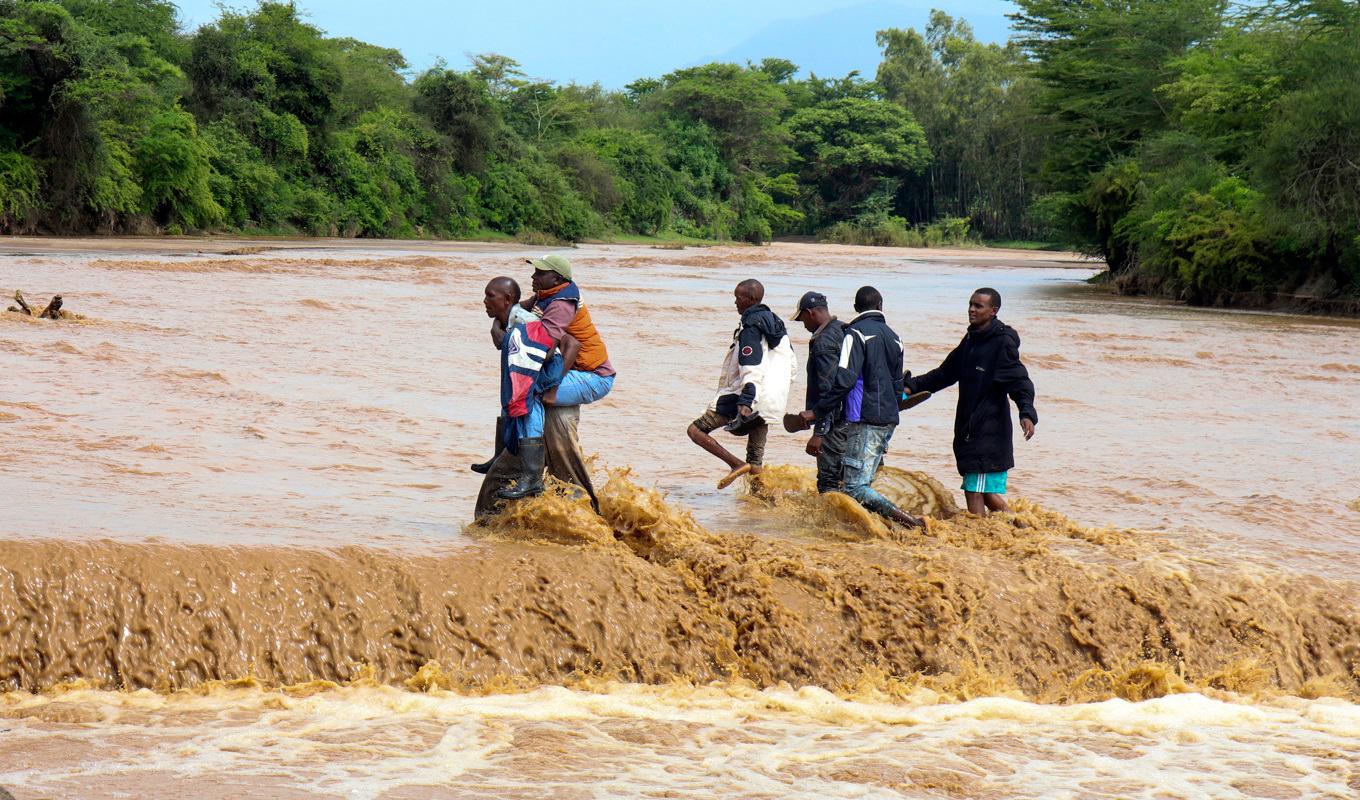 Massiva översvämningar i Kenya har gjort tiotusentals hemlösa och krävt minst 70 människoliv. Foto: AP/TT