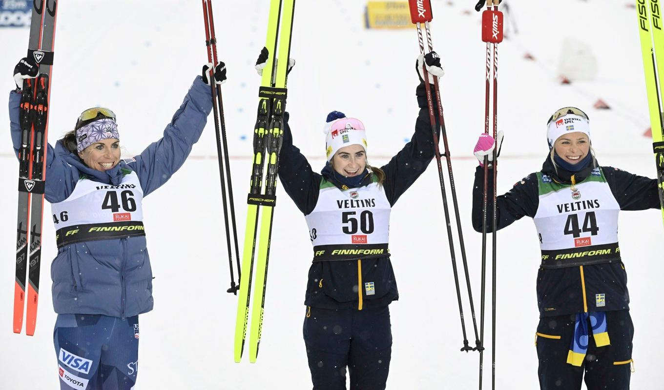 Ebba Andersson (mitten) vann i Ruka. Frida Karlsson (höger) slutade trea. Foto: Heikki Saukkomaa/Lehtikuva/AP/TT