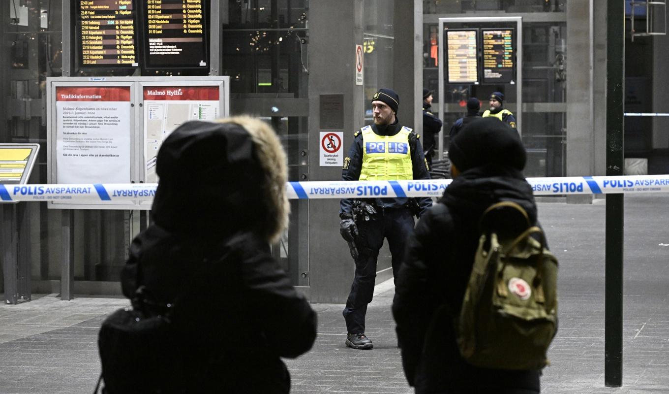 Polis och avspärrningar efter larm om ett misstänkt farligt föremål på ett tåg. Foto: Johan Nilsson/TT