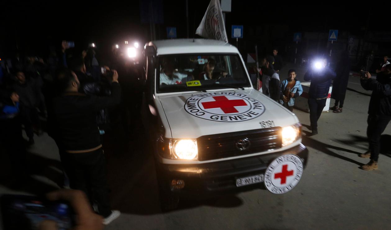 En bil som tillhör Internationella rödakorskommittén med två gisslantagna som frigavs på onsdagen. Foto: Hatem Ali/AP/TT